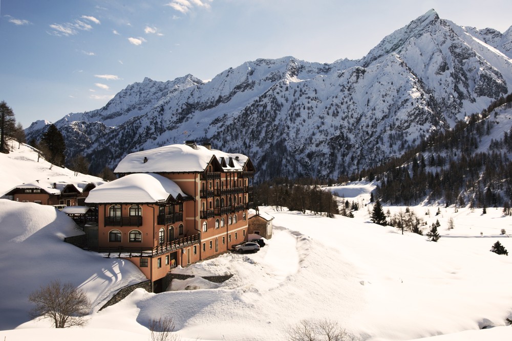 Hotely různé Passo Tonale – 6denní lyžařský balíček se skipasem a dopravou v ceně***