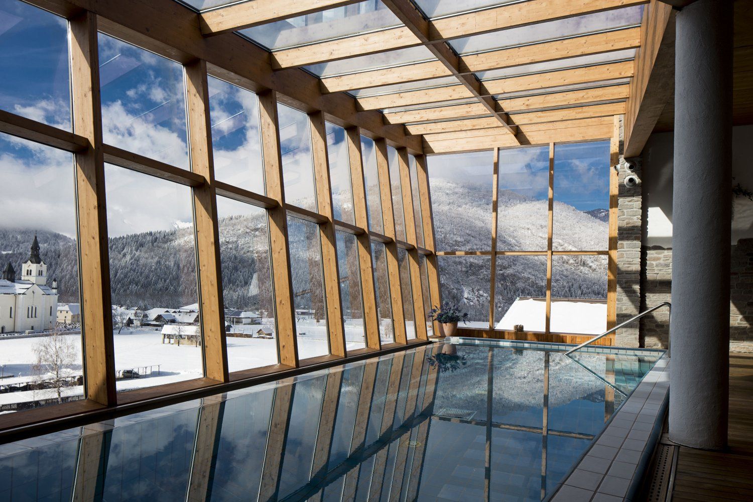 1. Hotel Eco Bohinj - lyžařský balíček s denním přejezdem, vstupem do aquaparku a polopenzí v ceně