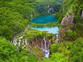 Nejatraktivnějším cílem Plitvických jezer je 16 malých jezer křišťálové modrozelené barvy