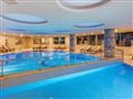 Hotelový vnitřní bazén