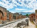 Pompeje bylo antické město, které bylo roku 79 našeho letopočtu zcela zasypáno prachem z Vesuvu