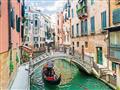 Benátky jsou jedním z nejromantičtějších měst na světě, kde mezi domy můžete proplouvat na gondole