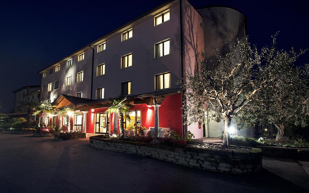 21. Hotel Maraschina