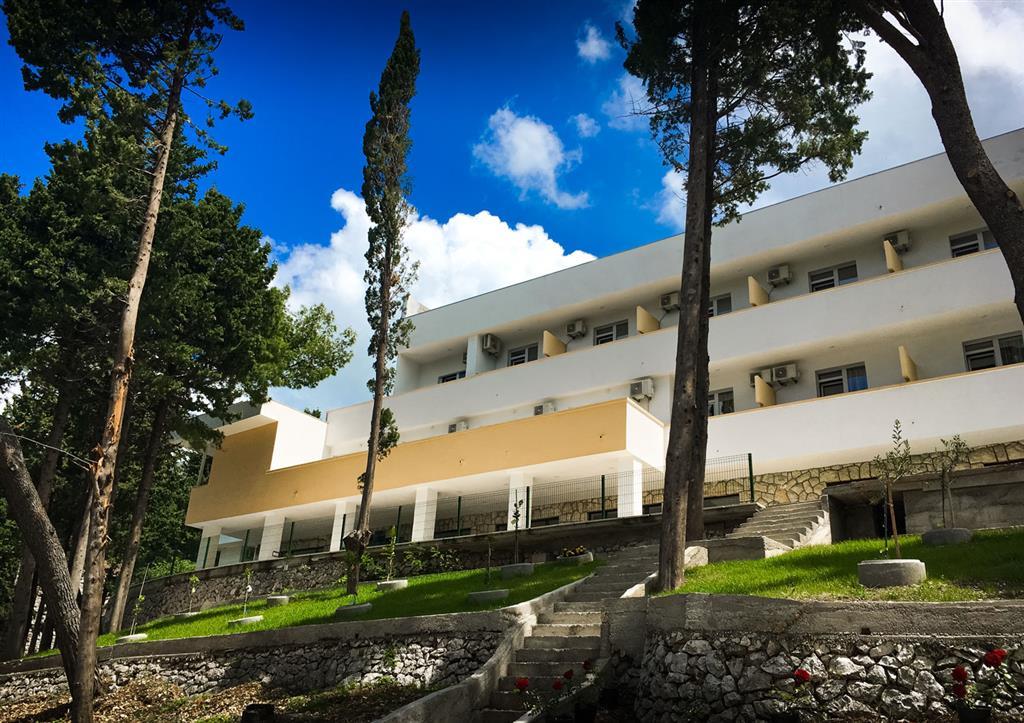 2. Hotel Oaza