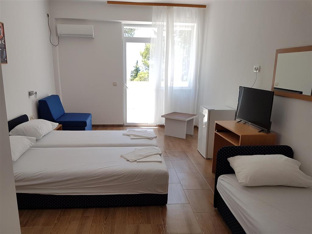 4. Hotel Oaza