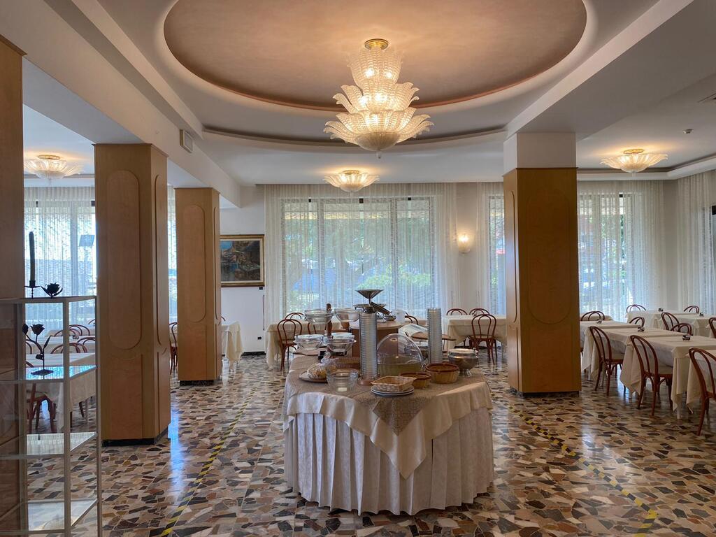 8. Hotel  Adriatica