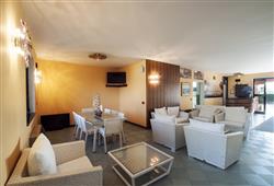 16. Hotel Maraschina