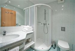 9. Ramada Hotel & Suites (se skipasem)