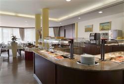 12. Ramada Hotel & Suites (se skipasem)