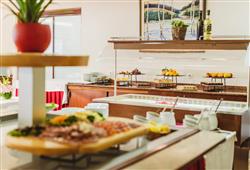 11. Ramada Hotel & Suites (se skipasem)