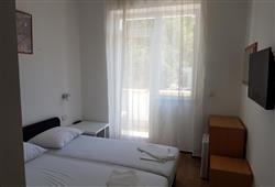 6. Hotel Oaza