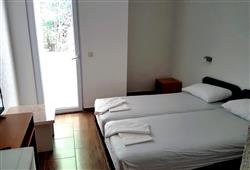 7. Hotel Oaza