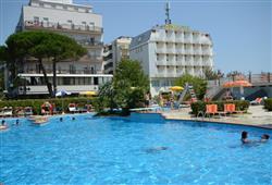Bazén u hotelu Adria