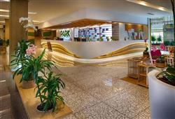 8. Carine Hotel Park