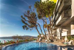 2. Carine Hotel Park