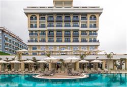 1. Hotel Serenity Queen