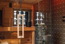 Prince George - Exclusive suite se saunou a barem