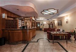 14. Hotel Job