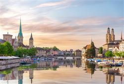 řeka Limmat s historickou budovou